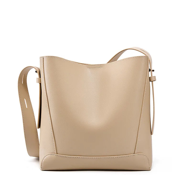 Bolsa de Ombro em Couro - Modelo casual - Feminina - FemmeBelle